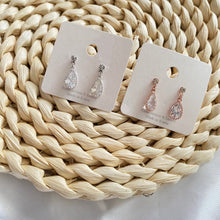 Load image into Gallery viewer, Daisy Cubic Zirconia Earring
